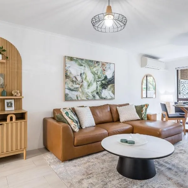 Stylish 2BR Townhouse Opposite the Park, hótel í Capalaba