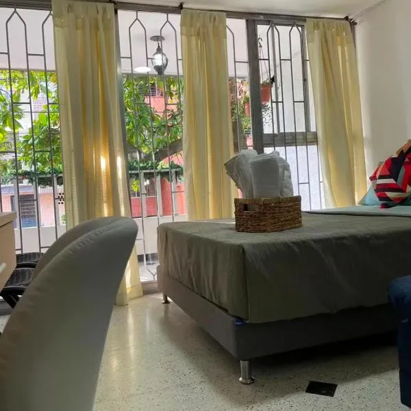 Loft cerca a Laureles, WIFI, cerca metro, con Balcón, GUARDA MALETAS GRATIS!!, отель в городе Медельин