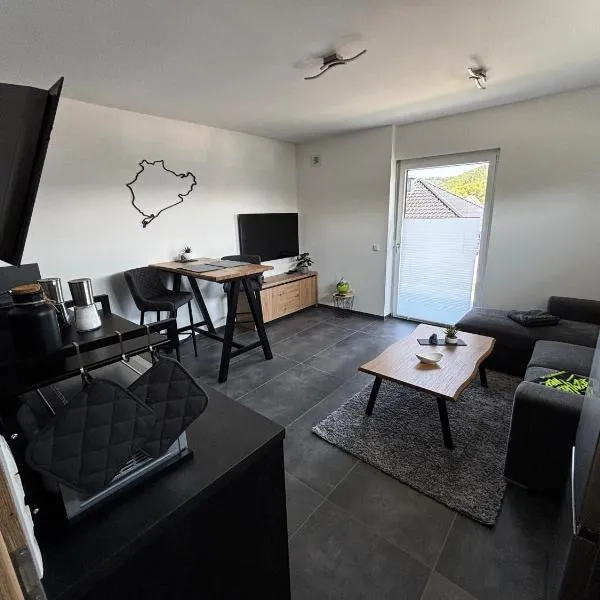 Tiny Lounge direkt am Nürburgring, hotel en Herresbach