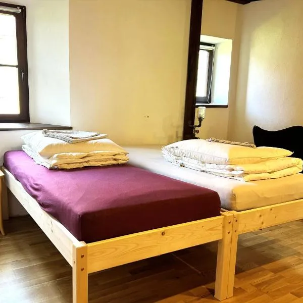 Maritime Ferienwohnung PENZLIN im Rittergut Leppersdorf bei Dresden، فندق في Wachau