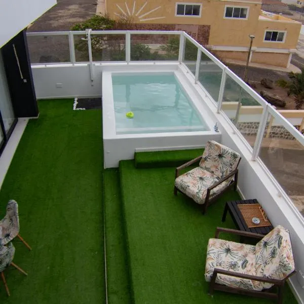 Luxury Penthouse with Private Pool, Ocean, City & Mountain view 6 Pers 2 BR, hotel u gradu 'Lazareto'