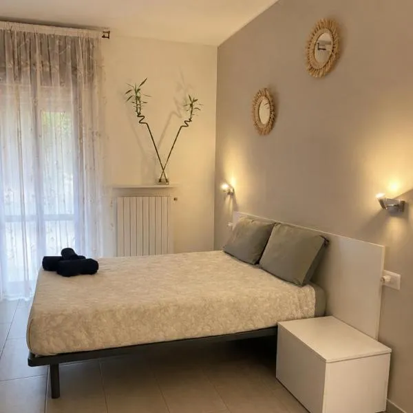 Private Room with Ensuite In Front of Saronno Station, hotel a Saronno