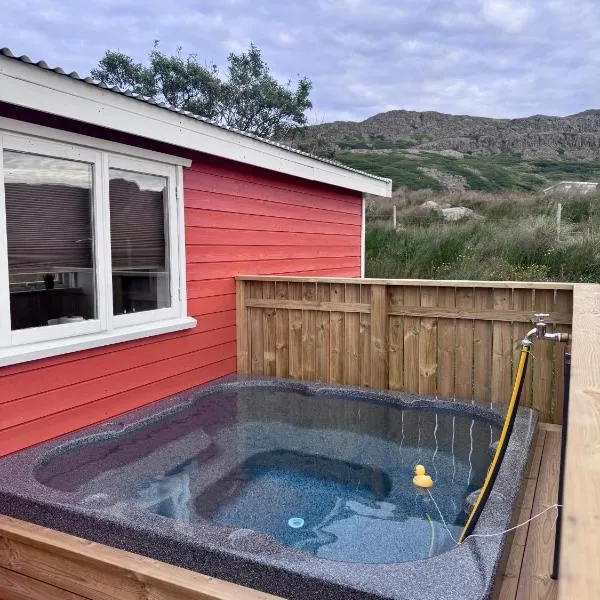 Hvammur 7 whit privat hot tub, hotel i Hólmavík