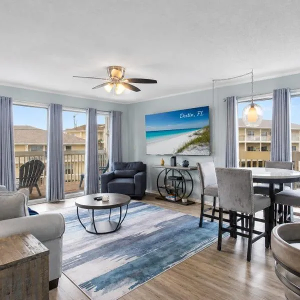 Waterfront Summer Vacay Free Private Beach Chairs & Umbrella Sleeps 5, Hotel in Destin