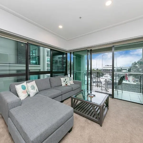 Sunlit Corner Apartment w/ Harbour Views, hotel a Auckland
