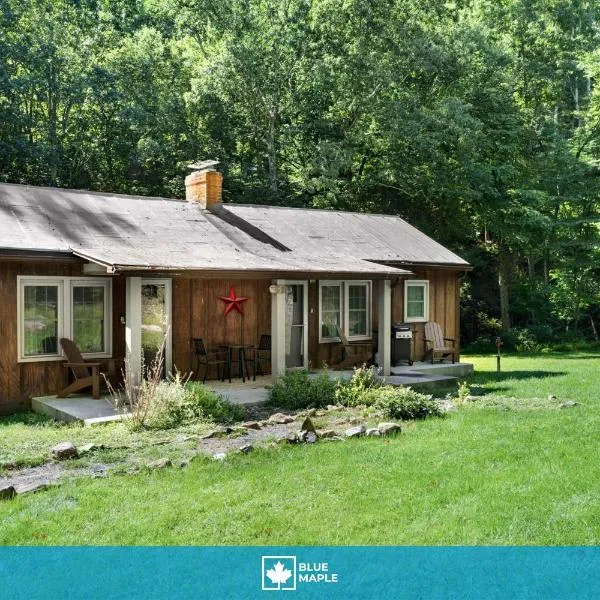 2BR chalet w hot tub, porch & refreshing views, hotel en Mathias