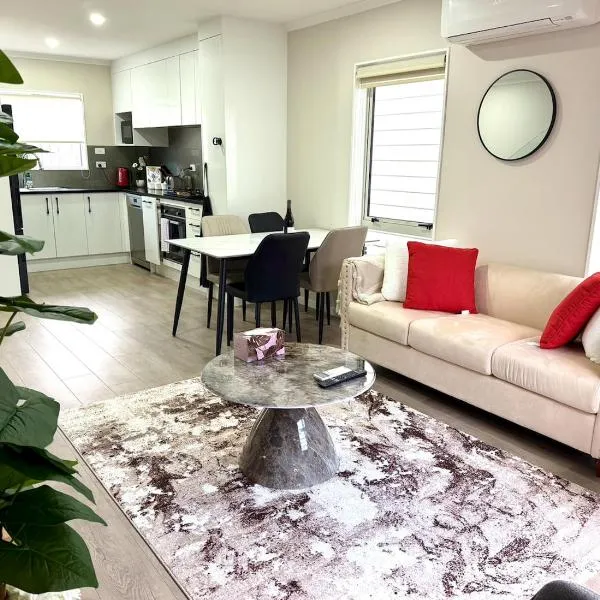 Modern 4BR Home 3 Bath Free Parking, hotelli Aucklandissa