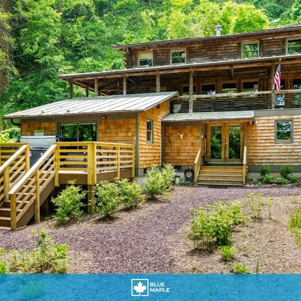 Log cabin w riverfront & hot tub, hotell sihtkohas Rileyville