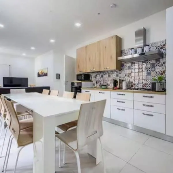 Maltese Terrace house with a modern touch - close to airport 4 km, viešbutis mieste Tarxien