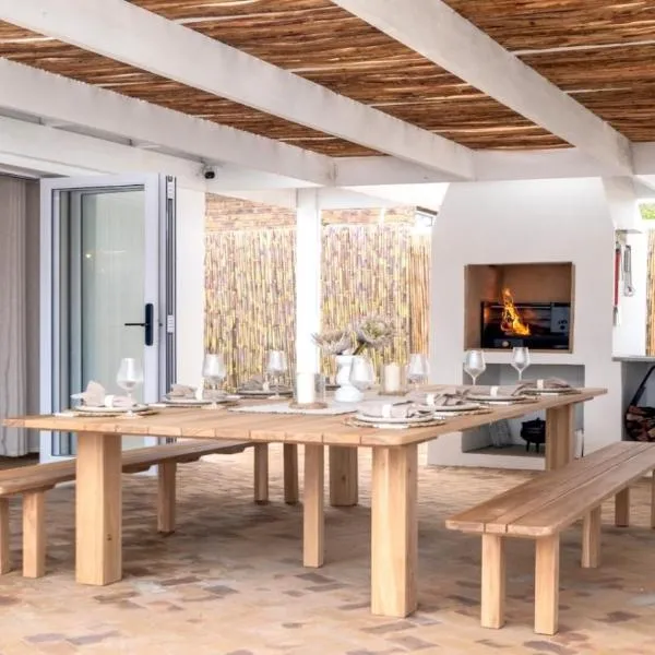 OHANA HOUSE - Luxury Retreat - Walk to Beach, hotel din Bloubergstrand