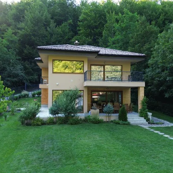 Villa Rivus - Private Family Retreat near Sarajevo, hotel em Sarajevo