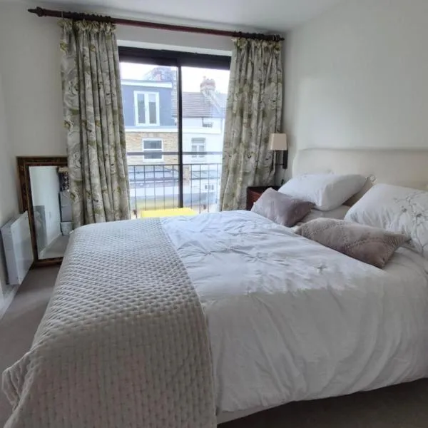 Light bright double bedroom, מלון בלונדון