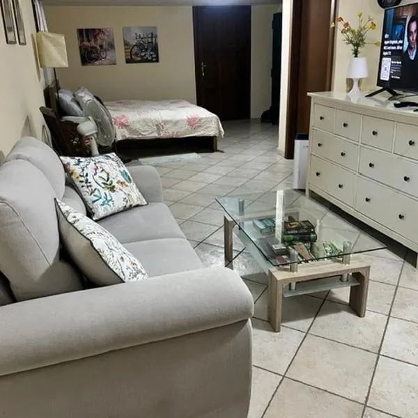 Basement apartment in holiday home, hotel u gradu 'Cecina'