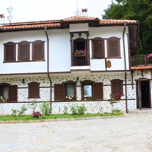 Family Hotel Dinchova kushta, hotel di Rozhen