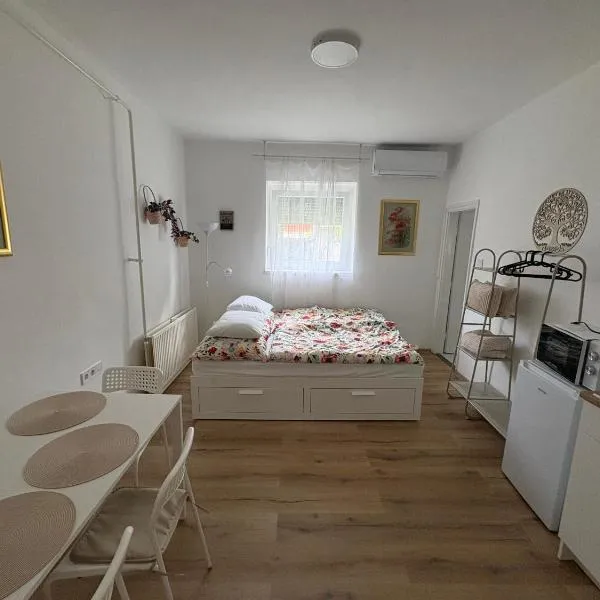 Haromfa Apartman – hotel w mieście Háromfa
