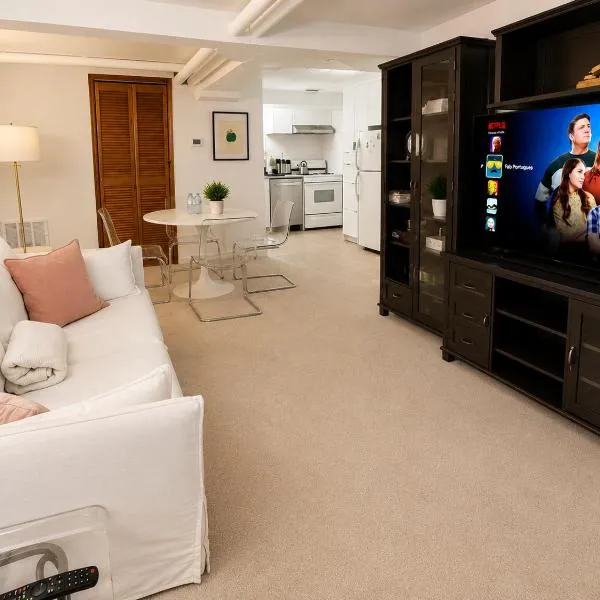 2BR Kitsilano Suite in Heritage home, UBC Steps from beach, cafés & shops, hotel em Vancouver
