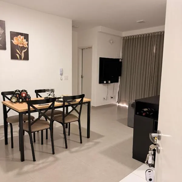 Apt 53 Bela Vista com garagem coberta e 2 quartos, hotel em Espírito Santo do Pinhal