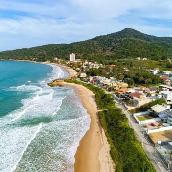 Microcasa bem localizada - Beto carrero e Mar