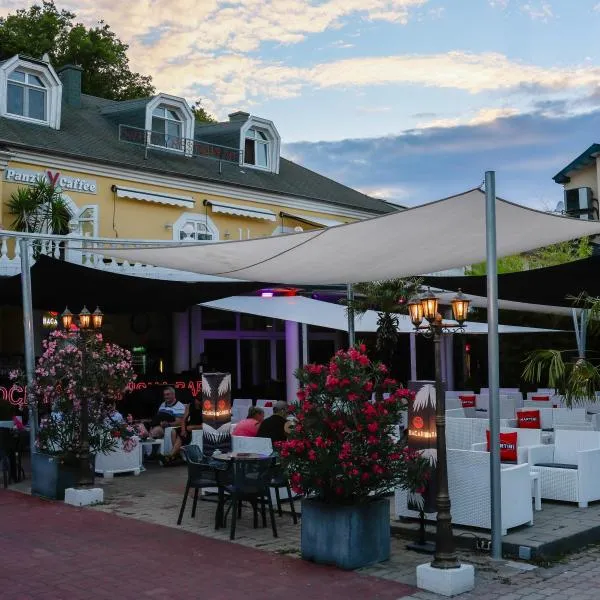 Y Panzió, hotel in Balatonlelle