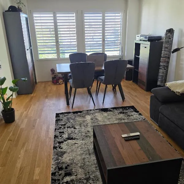 Sonnige Wohnung, hotelli kohteessa Grenchen