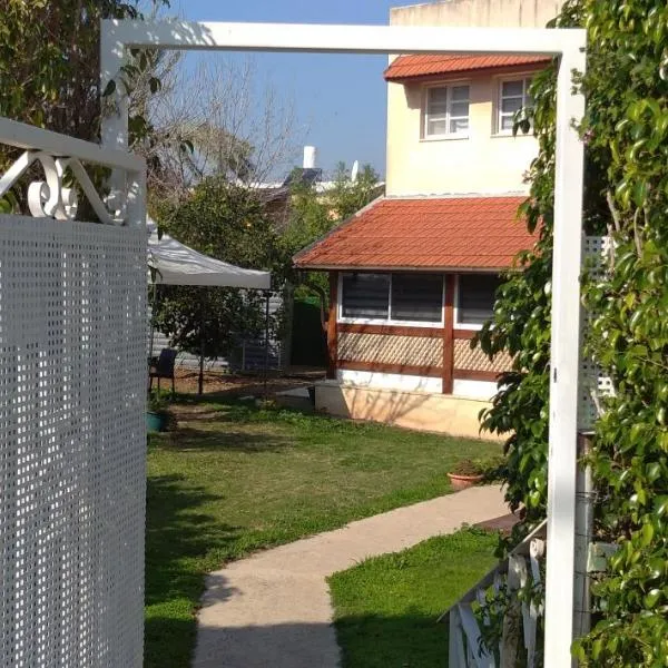 Jordan Valley one room apartment, hotel en Menaẖemya
