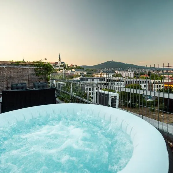 Penthouse Centrum Nitra Jacuzzi&View, free parking, hotel in Nitra