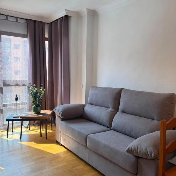 Centrally Located Apartment with Pool near IFEMA, hotel a Madrid