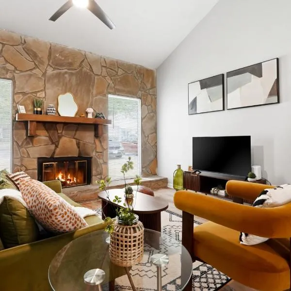 Heritage Haus - Stylish 2BR w Deck Near Marietta Square, Dogs OK, hotel din Marietta