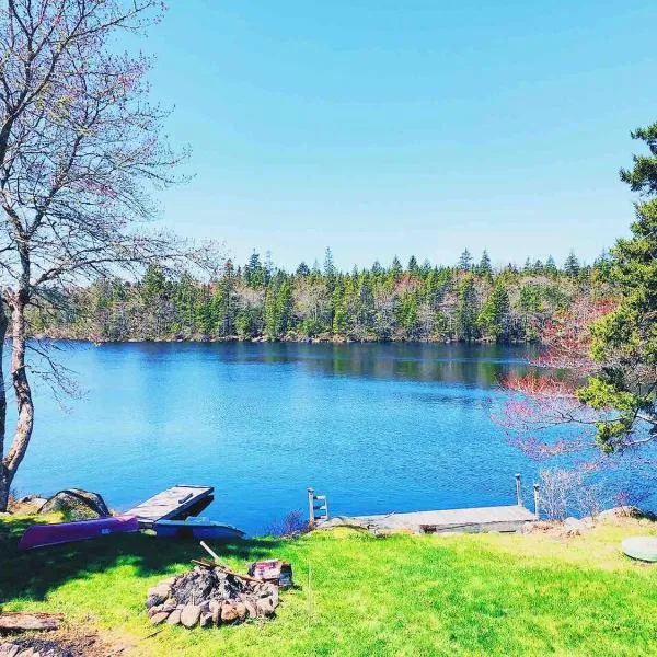 Private Lakefront Escape Swim Sip Wine Stargaze 25 Mins to Halifax, hotel u gradu Terence Bay