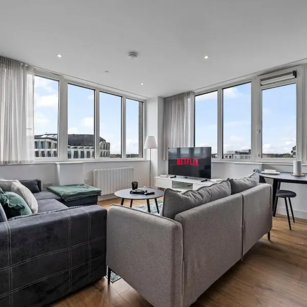 Cosy Hounslow 1BR Apartment Sleeps Heathrow!, hotel di Hounslow
