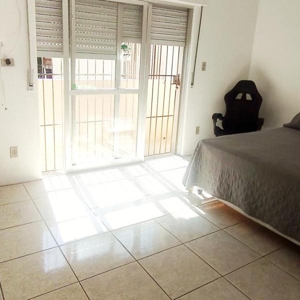 Suíte com sacada e home office em apartamento