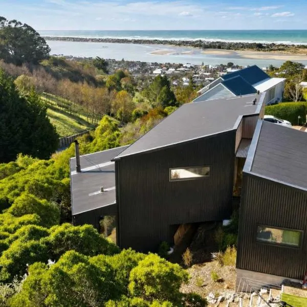 Ocean Views at Rapanui Lodge- 4BR Gem with Parking, hotel en Christchurch