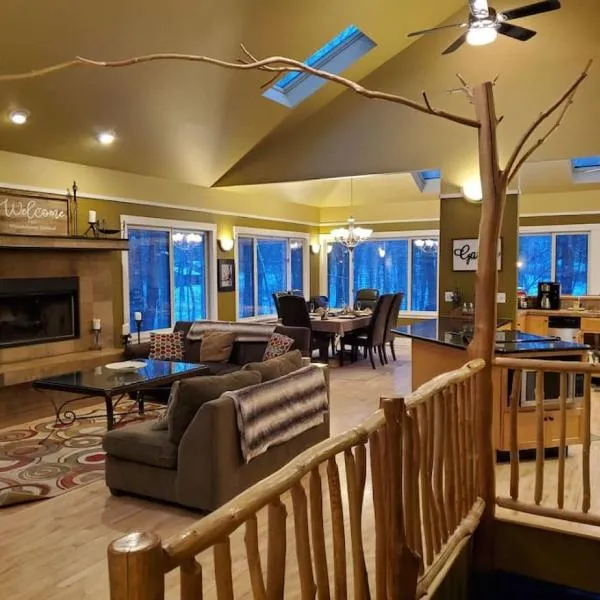 Woodshores Retreat - cozy retreat, hot tub, Lk MI, hótel í Coloma