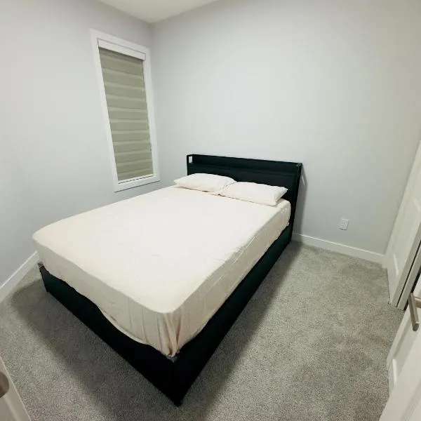 Private room Minutes to Calgary airport YYC, Downtown, Banff, hotel in Calgary