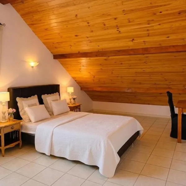 Le Rocher des Ducs, Chambres d'hôtes, parking privé, abris motos, hotel en Le Glaizil