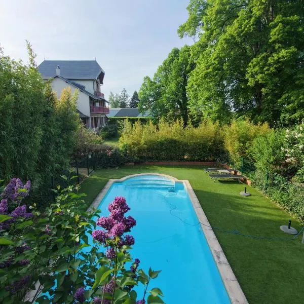 Vichy में, होटल Chambres de charme avec piscine - Le Monde de Charlie - Proche Vichy