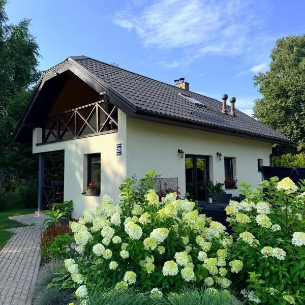 Laukakmeņu oāze - holiday house with sauna and hot tub, hótel í Tīnūži