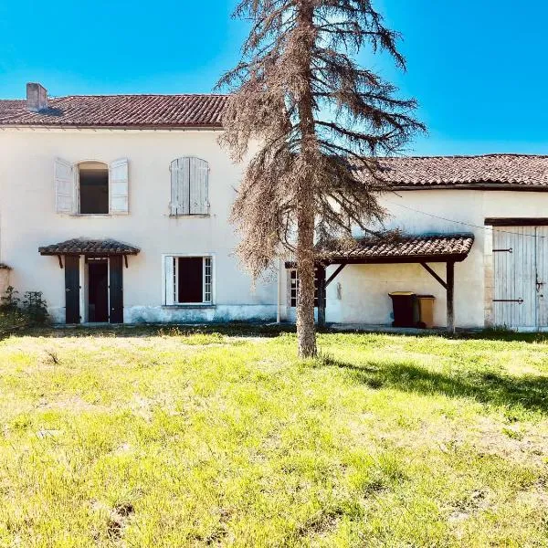 Maison de campagne proche Angoulême, hotel di Torsac
