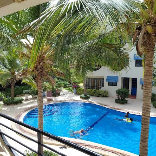 Blue Baobab Saly Charme & Piscine à Natangué, готель у місті Салі-Портюдаль