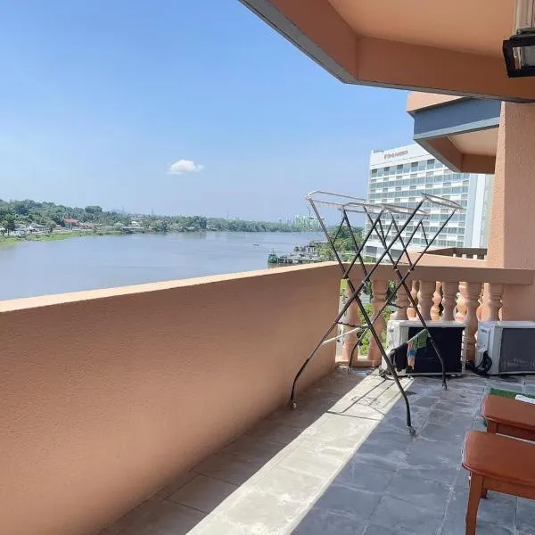 Riverbank Suites Apartment Level 5, hotell i Kuching