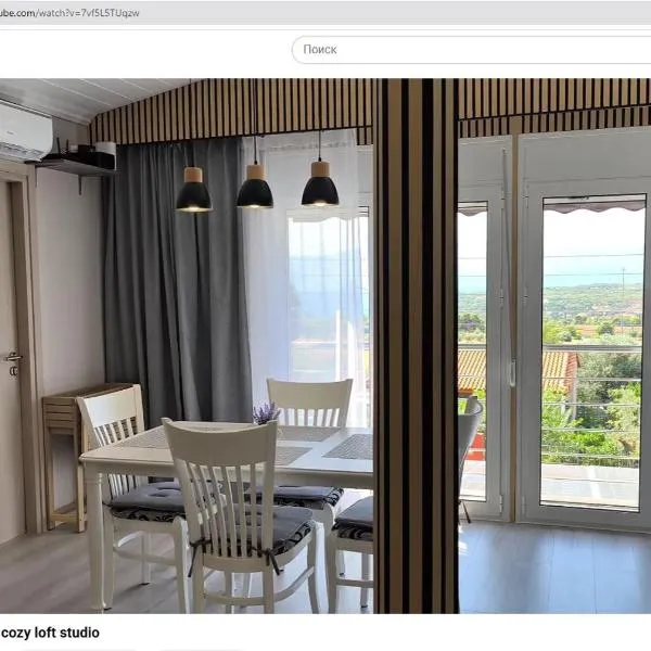 Sunny Home Loutraki is a modern studio with views of the bay and mountains with private parking, hotelli Loutrákissa