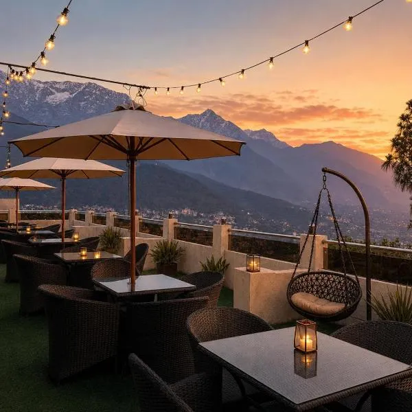 The Zinnia Castle- Dharamshala # Centrally Heated & Air Cooled # Premium Rooms # Lift # Bar # Terrace # Big Parking # Near market # Top Rated # Property of the year, hotel in Dharamshala