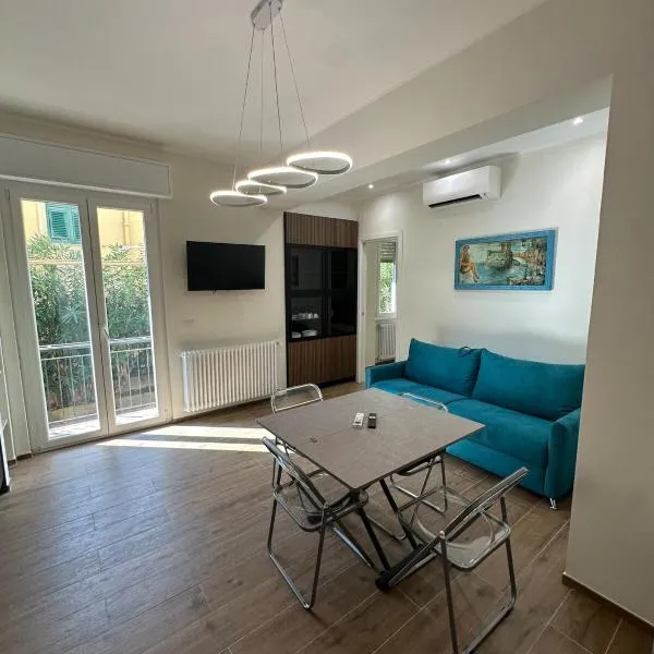 Bright two-room apartment with garden, hotel en Rapallo