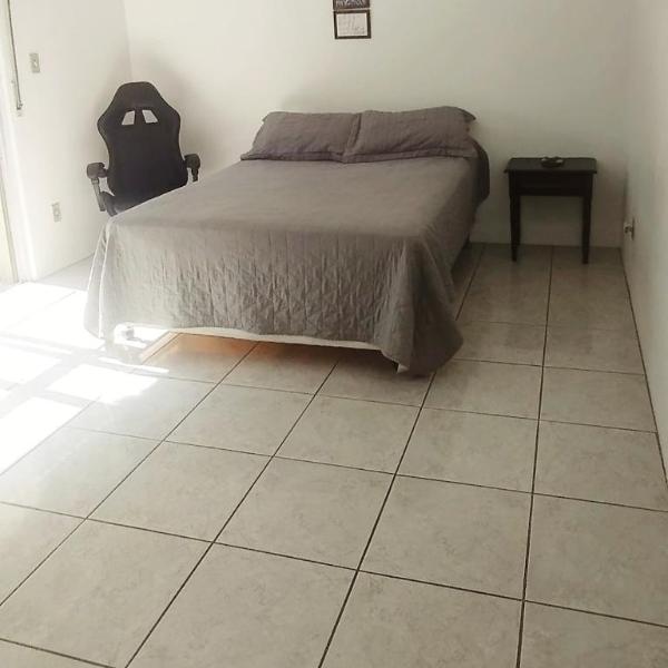 Suíte com sacada e home office em apartamento