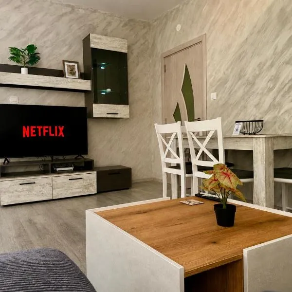 Bright Sofia Apartment with Free Parking, hotel em Sófia