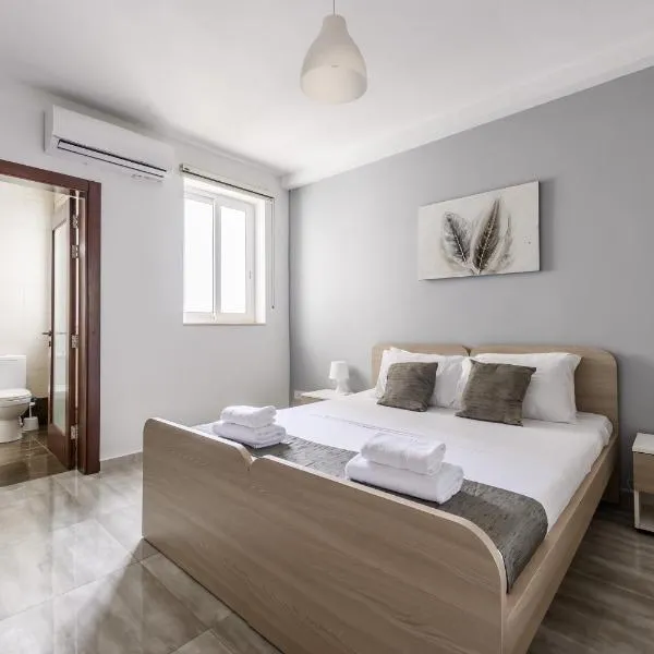 F10 Room 1, Private Double room with private bathroom in shared Flat, hotell i Msida