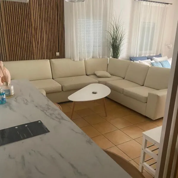 Nr1 White appartment w Luxury BA between Train St. and DT, hotel di Larisa