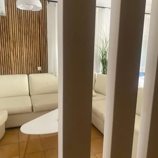 Nr1 White appartment w Luxury BA between Train St. and DT、ラリサのホテル