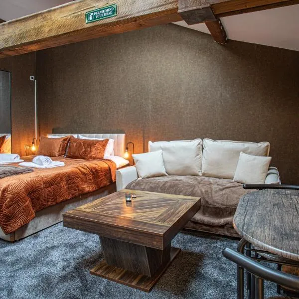 Starfall Designer Studio - Super King Bed - Lift, hotel in Halifax