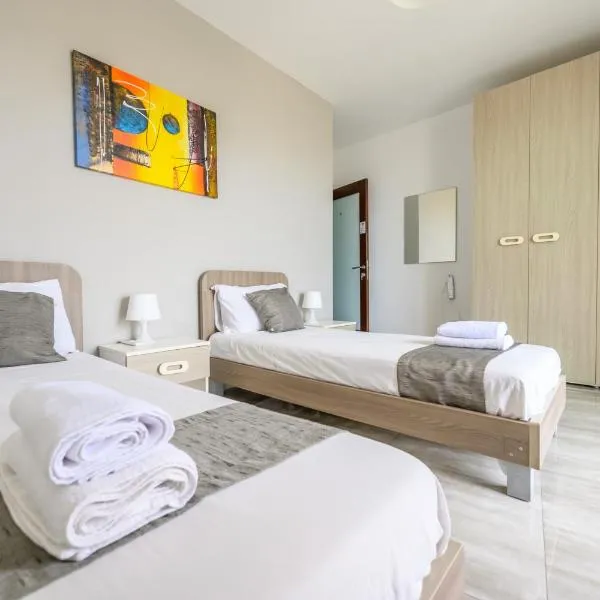 Msida में, होटल F8 Room 3, Private Room two single beds shared bathroom in shared Flat